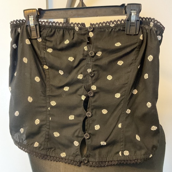 18. Motel Rocks Black Bandeau Crop Top with White Floral Pattern Size XS - Picture 2 of 4